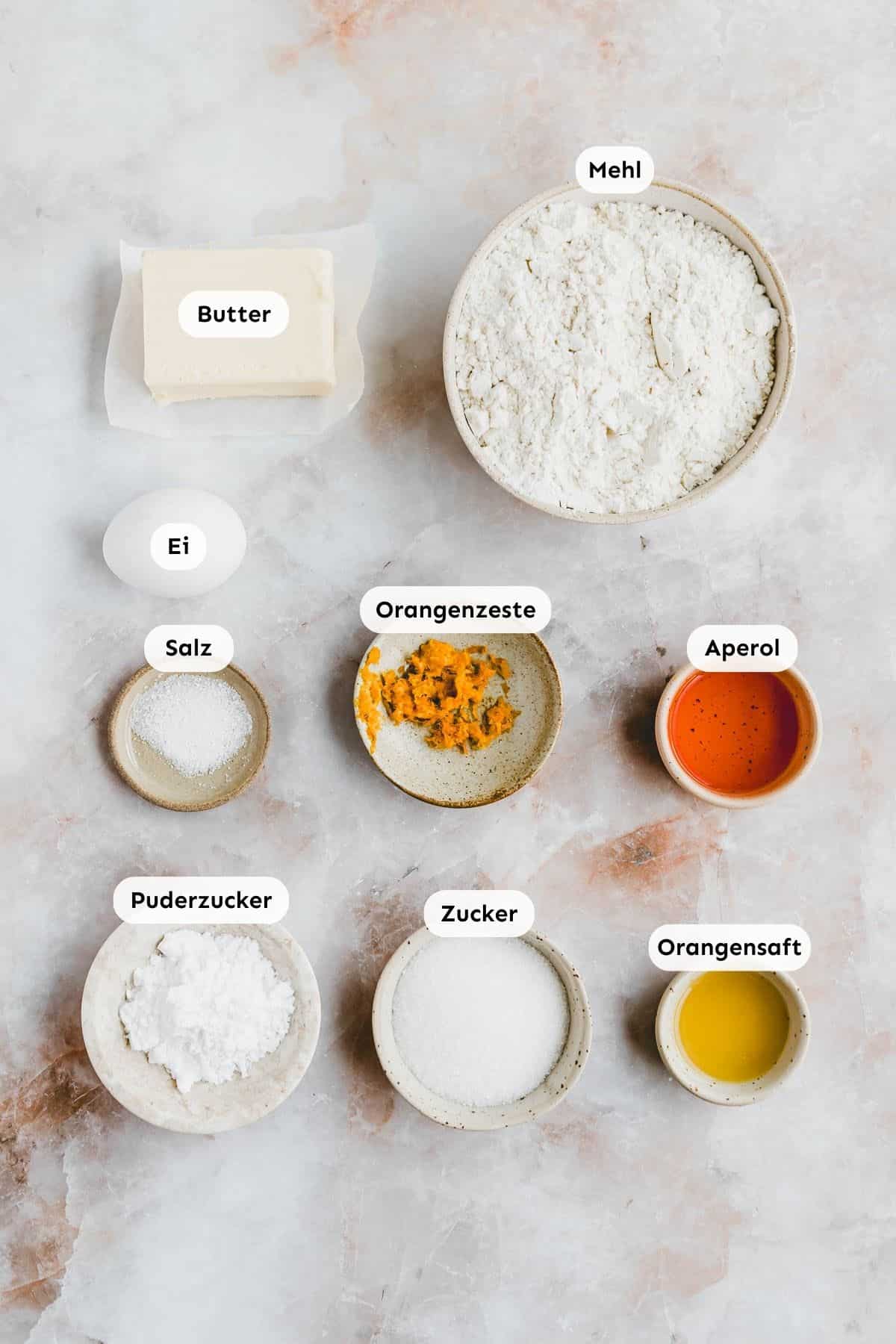 Zutaten in kleine Schälchen abgefüllt und von oben fotografiert