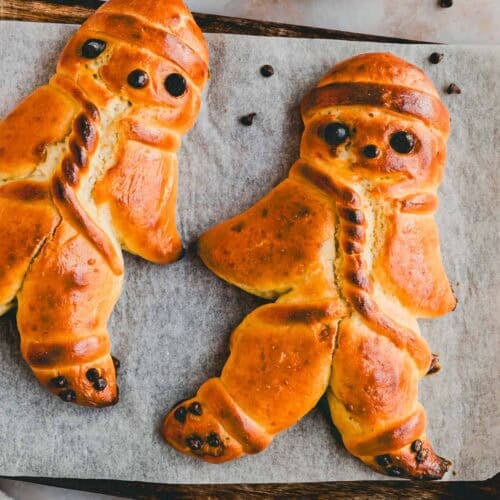 protein grittibänze mit quark auf einem brett serviert