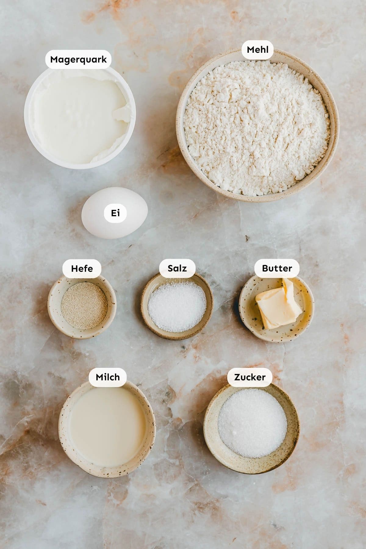 Zutaten in kleine Schälchen abgefüllt und von oben fotografiert