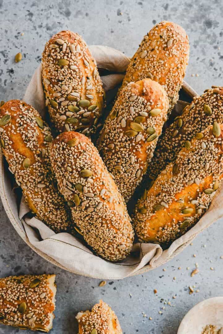 Koฬrnerstangen mit Quark in einem teller