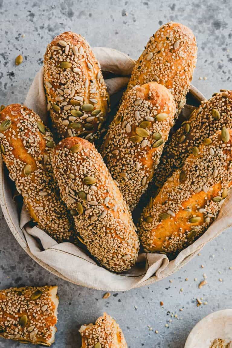 Körnerstangen mit Quark in einem teller