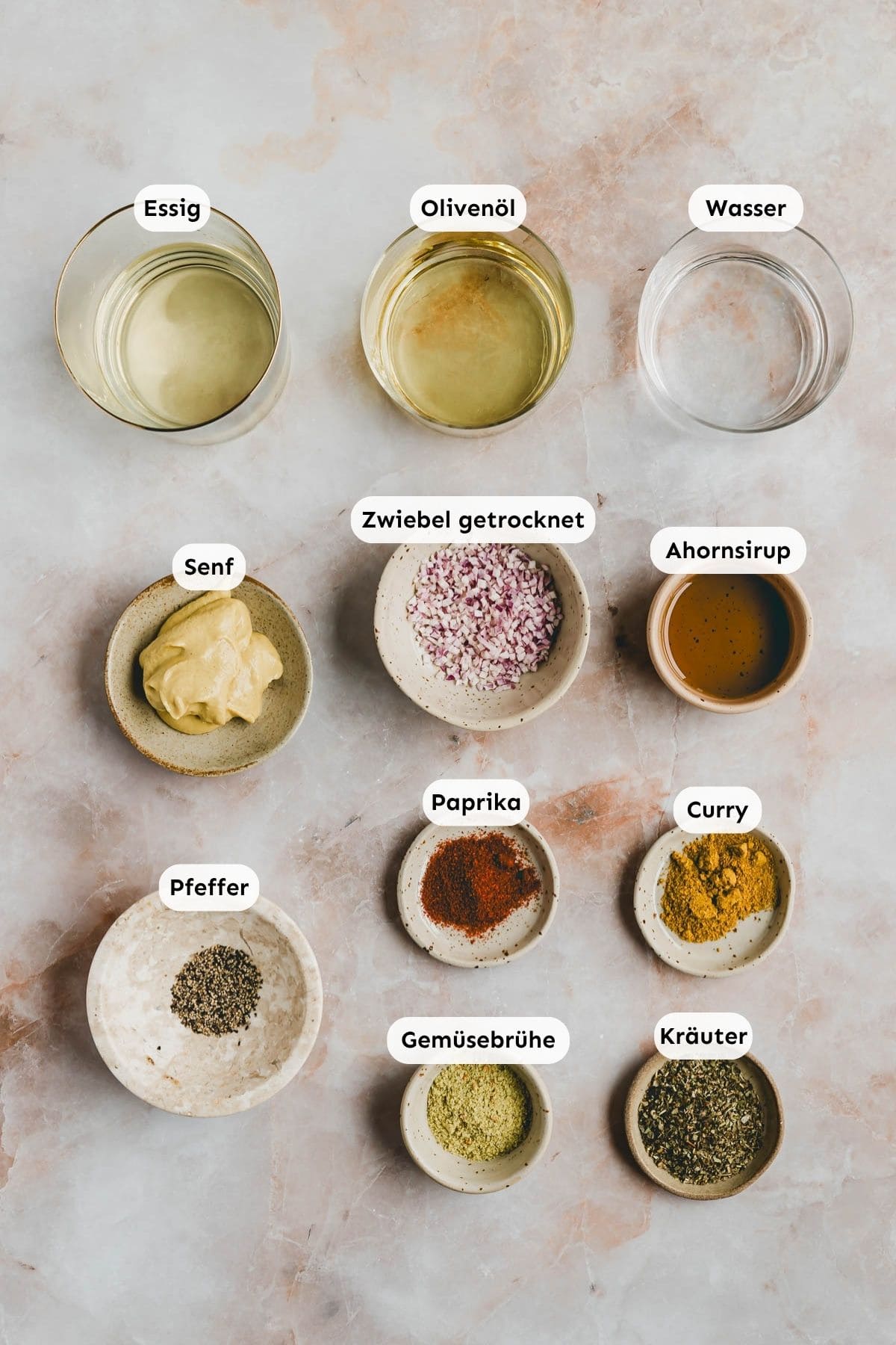 Zutaten in kleine Schälchen abgefüllt und von oben fotografiert