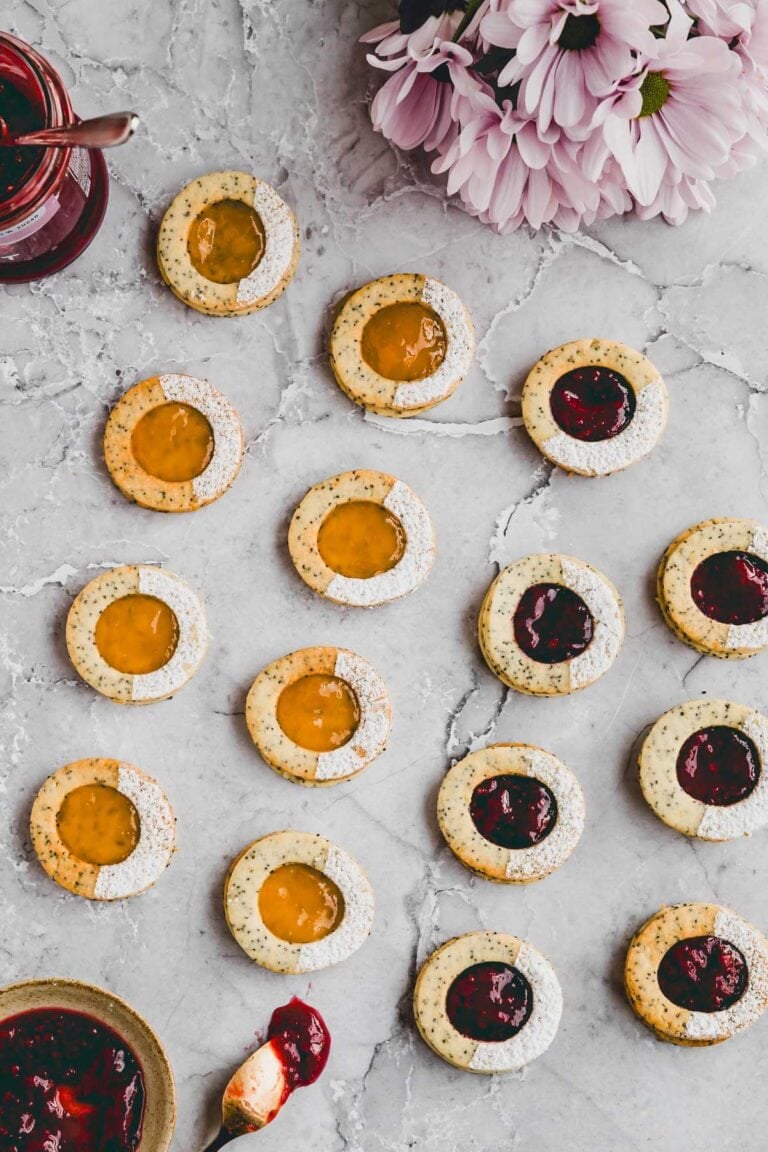mohnplätzchen abwechslungsweise mit aprikosen und himbeer marmelade gefüllt