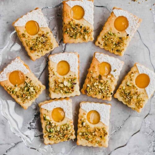 Mürbeteig Kekse mit Marmelade auf einem glasteller serviert