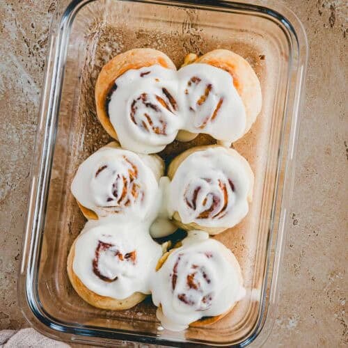 protein zimtschnecken mit joghurt frosting in einer glas-backform