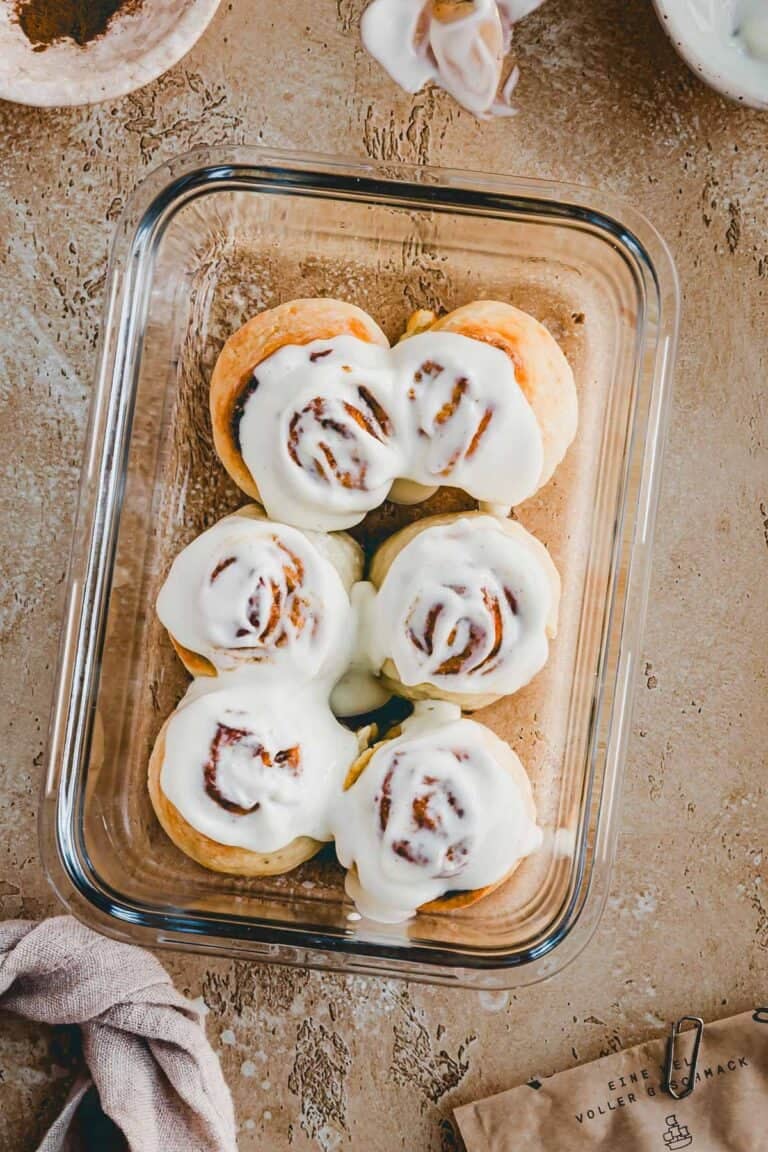 protein zimtschnecken mit joghurt frosting in einer glas-backform