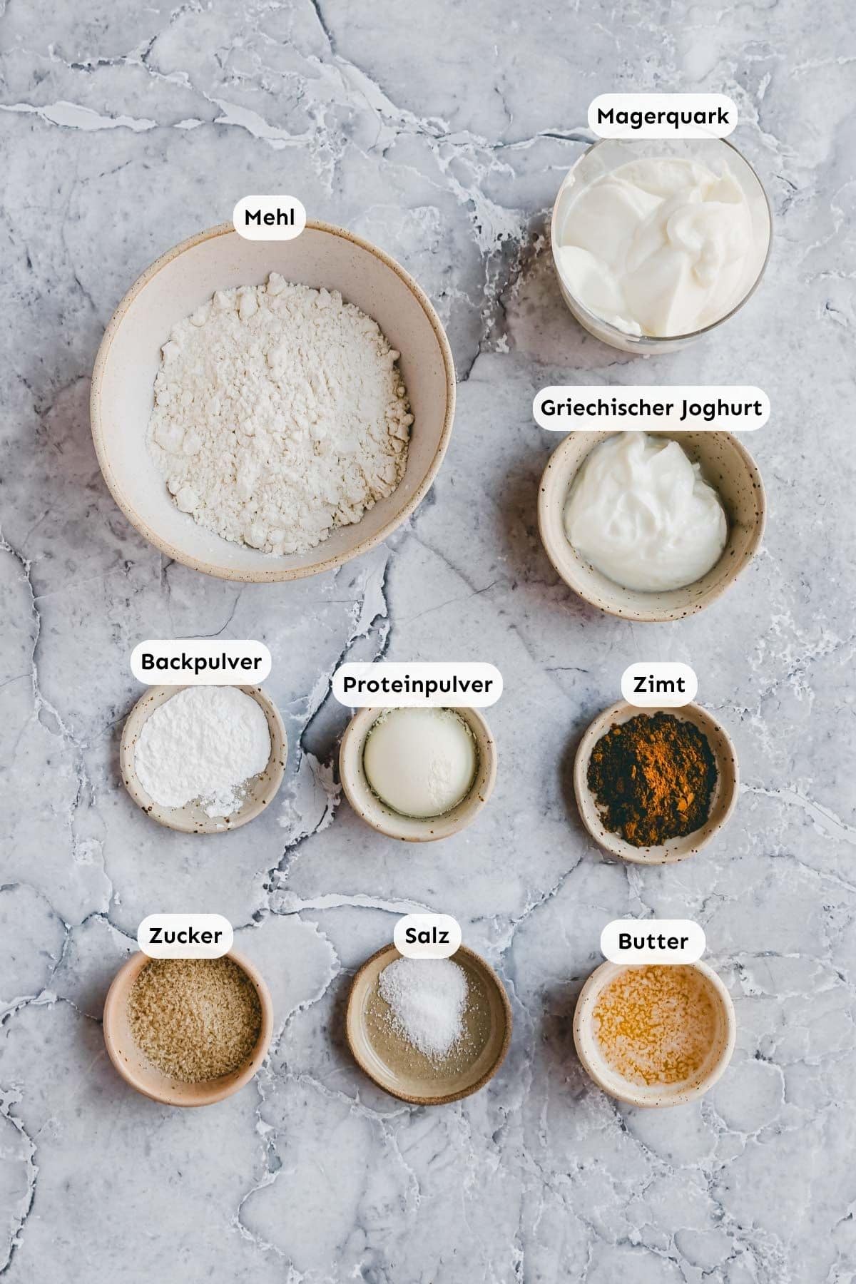 zutaten in kleinen schälchen abgefüllt