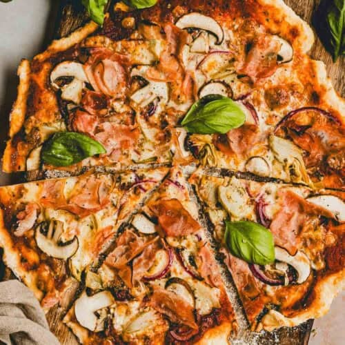 quark pizza mit quattro stagioni topping auf einem holzbrett