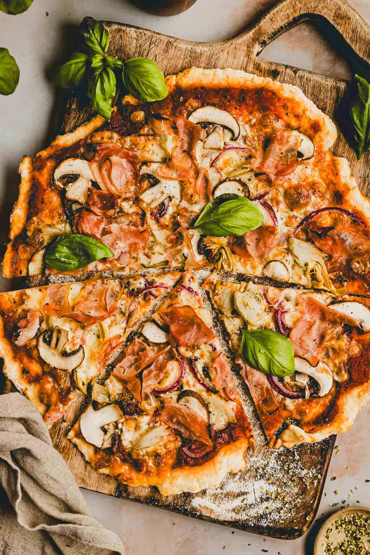 quark pizza mit quattro stagioni topping auf einem holzbrett