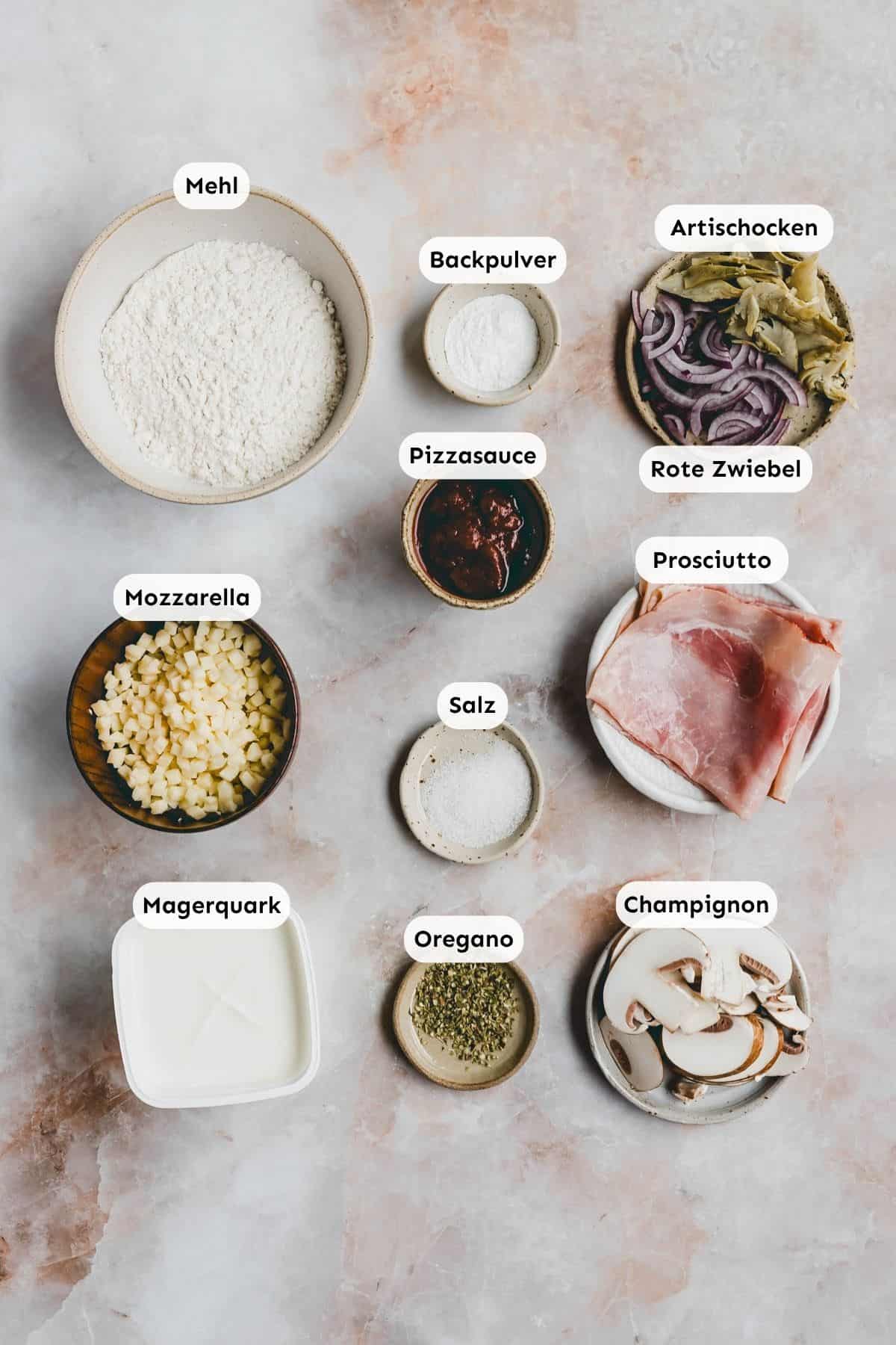 Zutaten in kleinen Schälchen abgefüllt