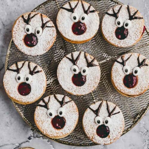 Rentier Plätzchen auf einem goldenen auskühlgitter