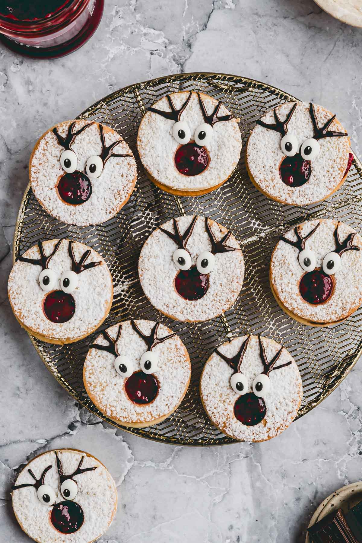 Rentier Plätzchen auf einem goldenen auskühlgitter