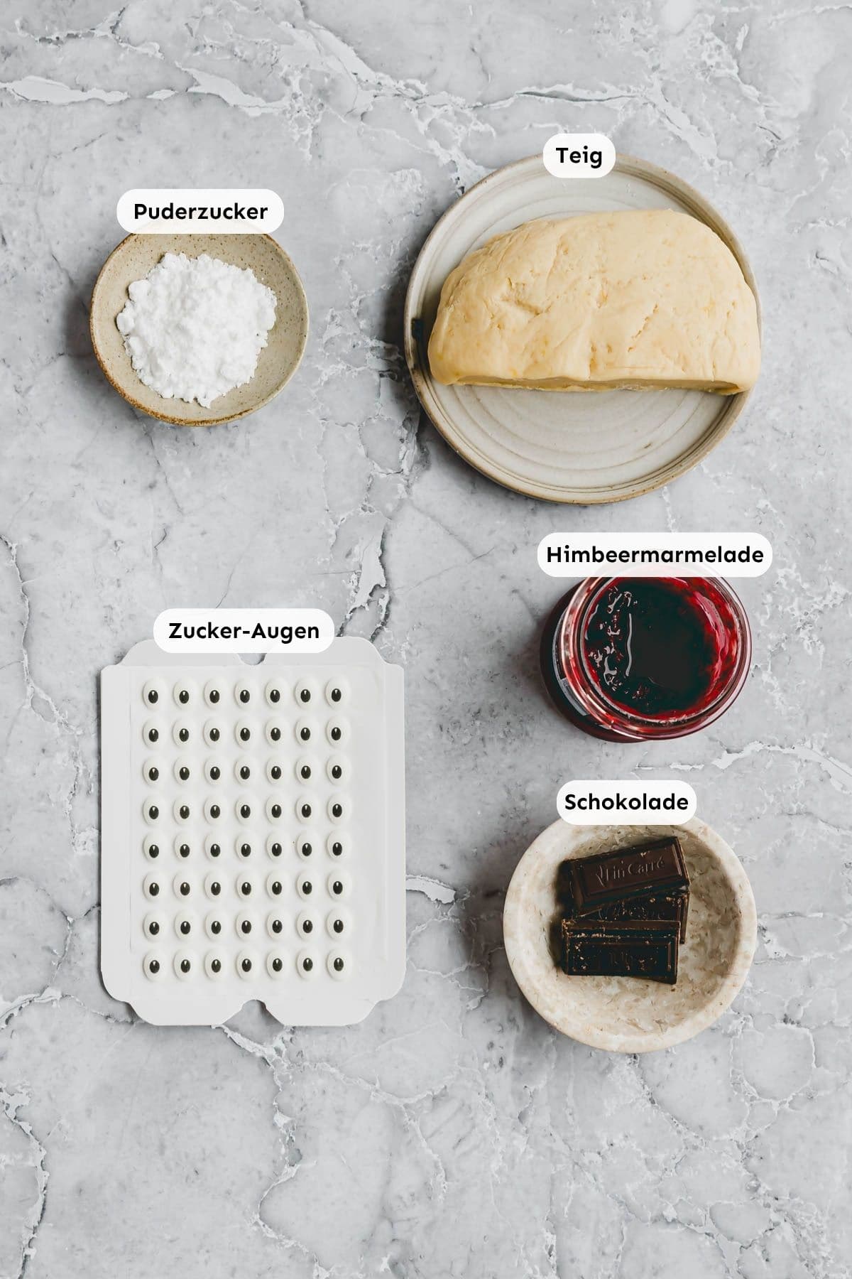 Zutaten in kleine Schälchen abgefüllt und von oben fotografiert