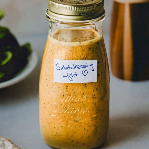 Leichtes Salatdressing in einer Glasflasche abgefüllt