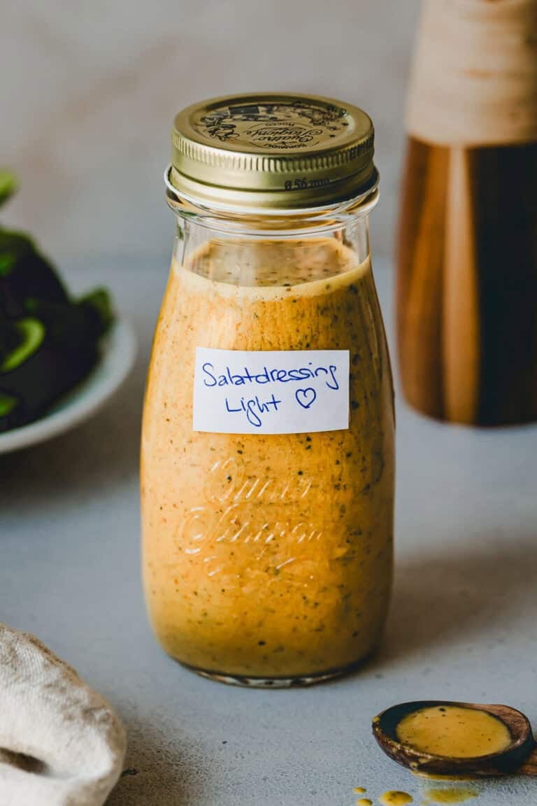 Leichtes Salatdressing in einer Glasflasche abgefüllt