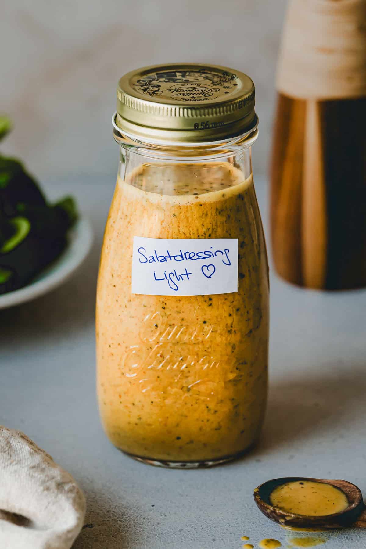 Leichtes Salatdressing in einer Glasflasche abgefüllt