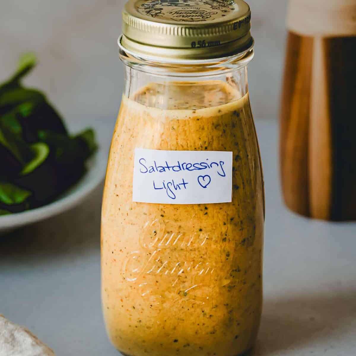 Leichtes Salatdressing in einer Glasflasche abgefüllt