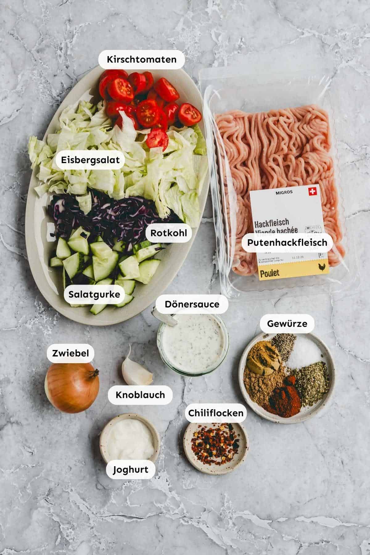 Zutaten in kleine Schälchen abgefüllt und von oben fotografiert