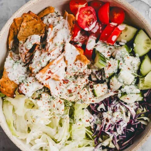 dönnerteller mit viralem backpapier döner, gemüse, und sauce