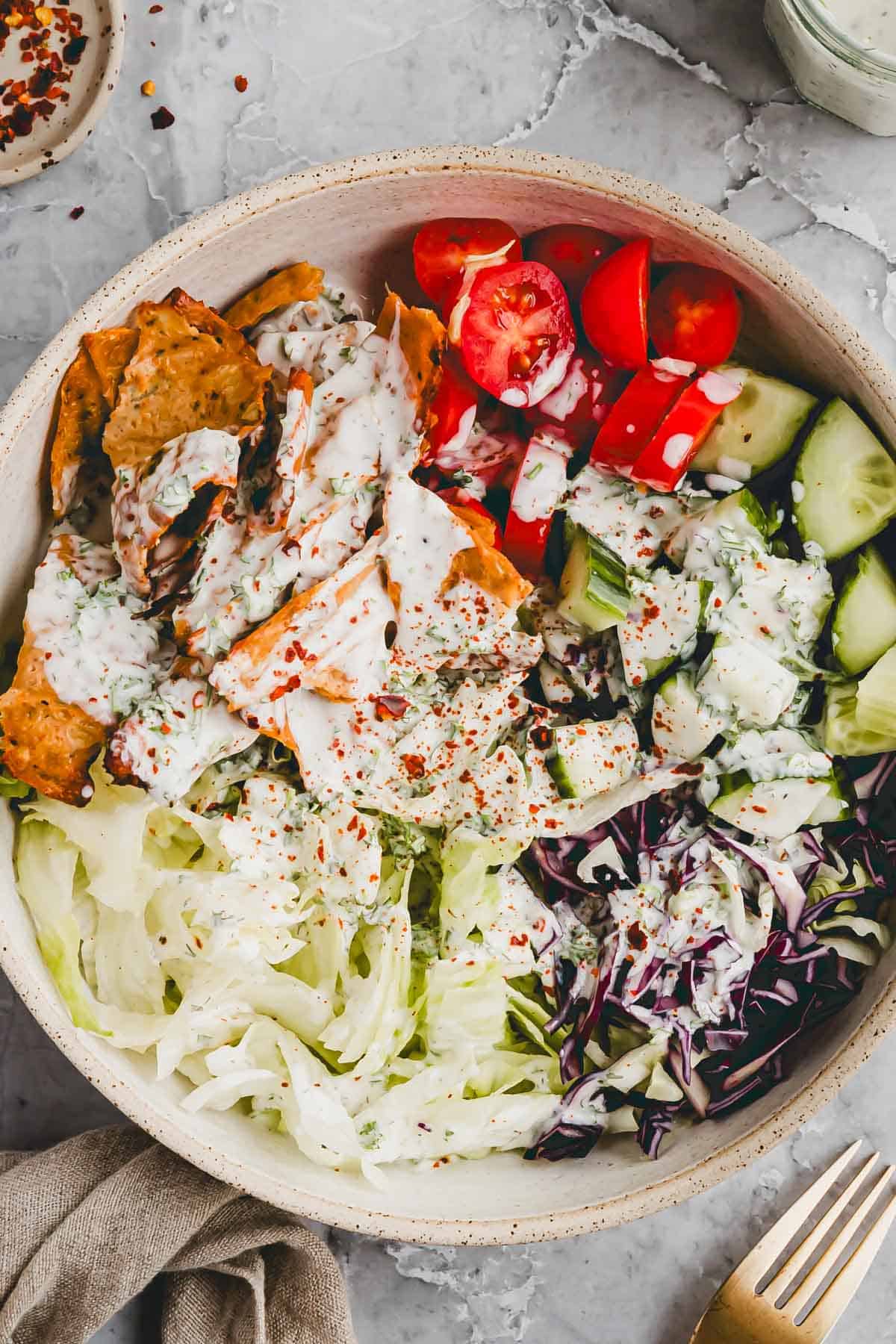 dönnerteller mit viralem backpapier döner, gemüse, und sauce