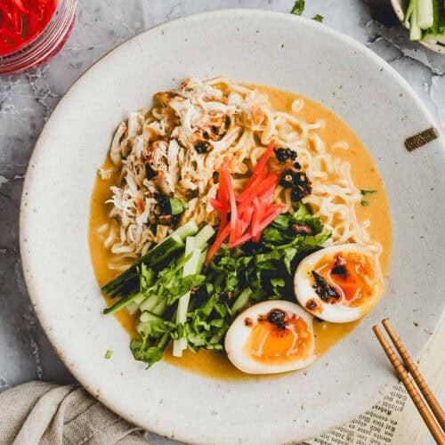 erdnuss ramen mit hähnchen in einem teller