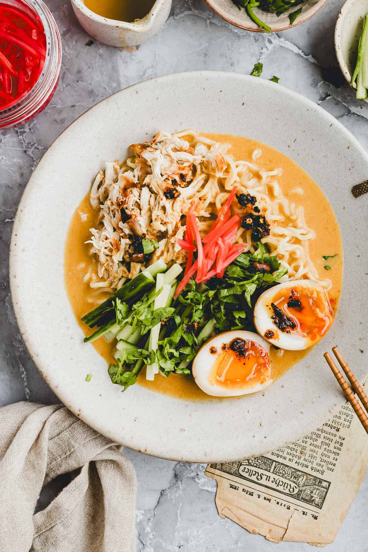 erdnuss ramen mit hähnchen in einem teller