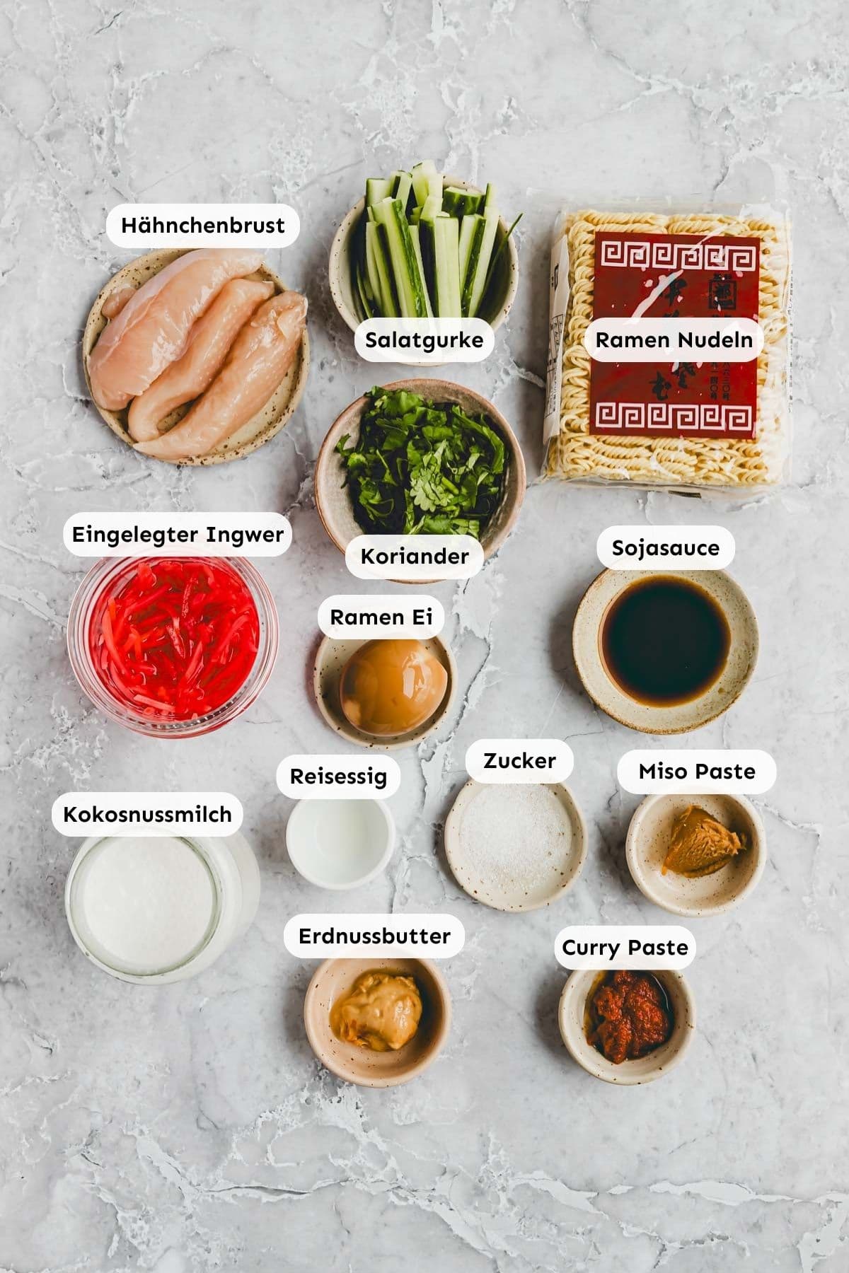 Zutaten in kleine Schälchen abgefüllt und von oben fotografiert