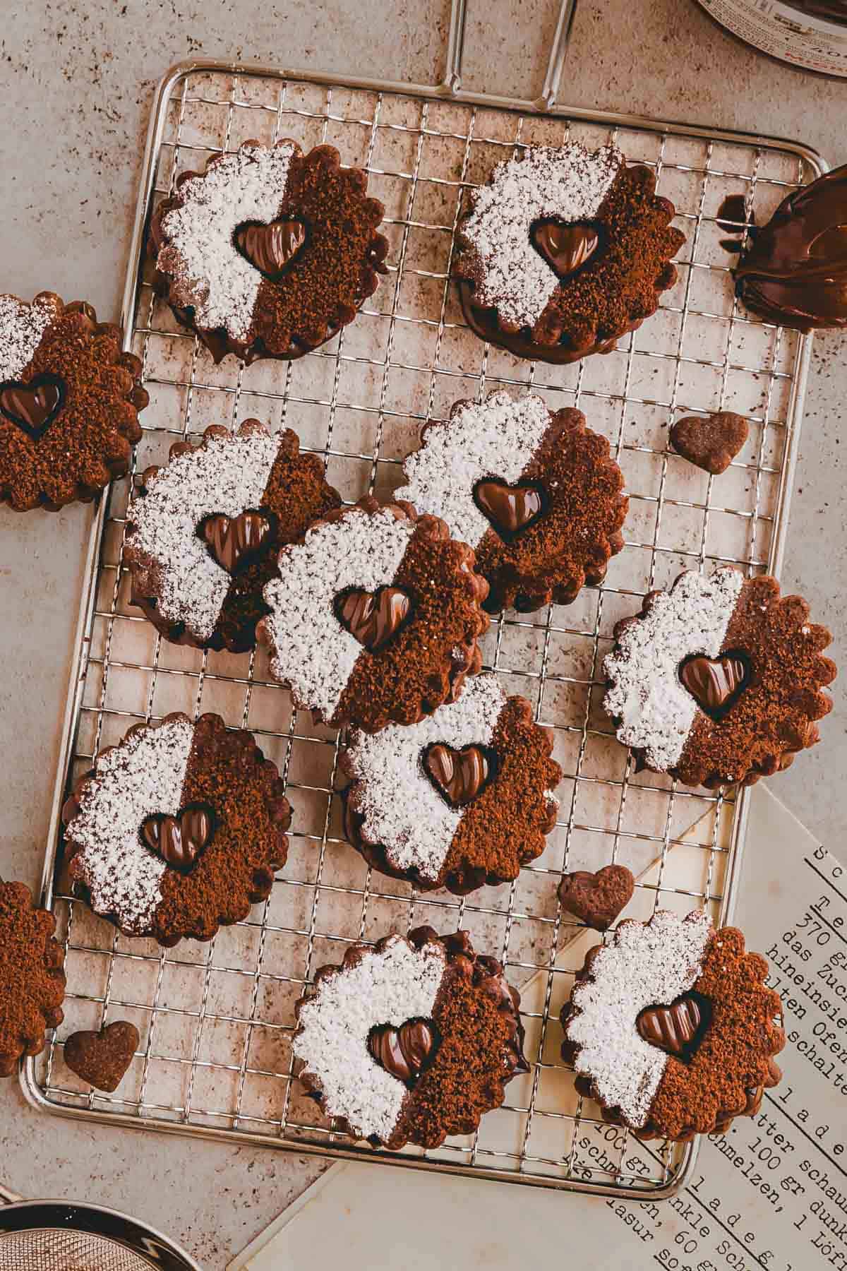 nutella plätzchen zum ausstechen auf einem auskühlegitter