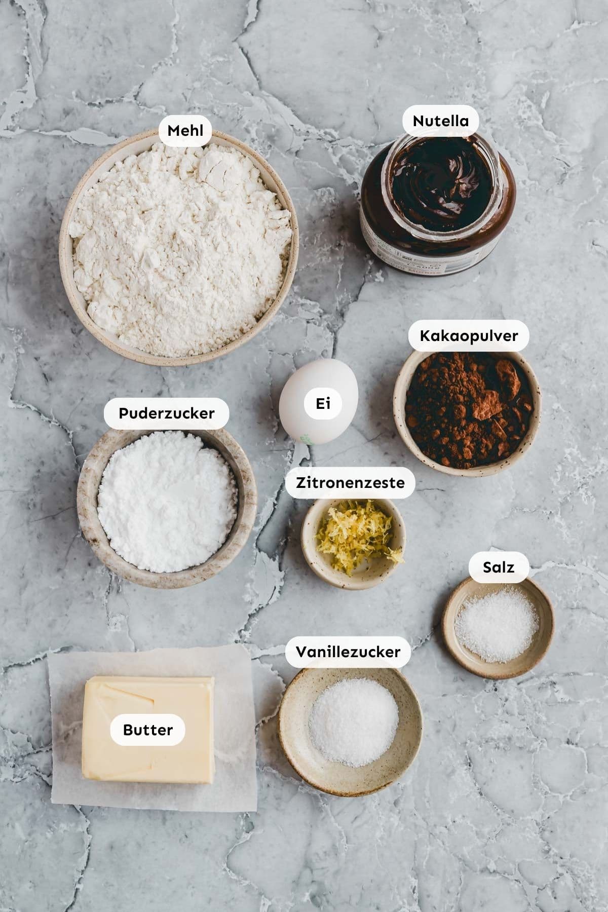 Zutaten in kleine Schälchen abgefüllt und von oben fotografiert