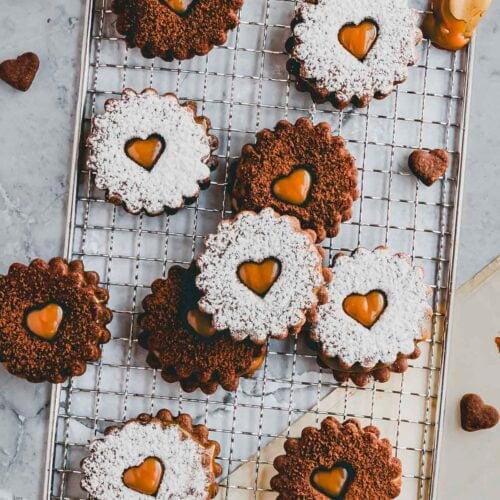 Salted Caramel Plätzchen auf einem auskühlgitter neben einem glas salted caramel