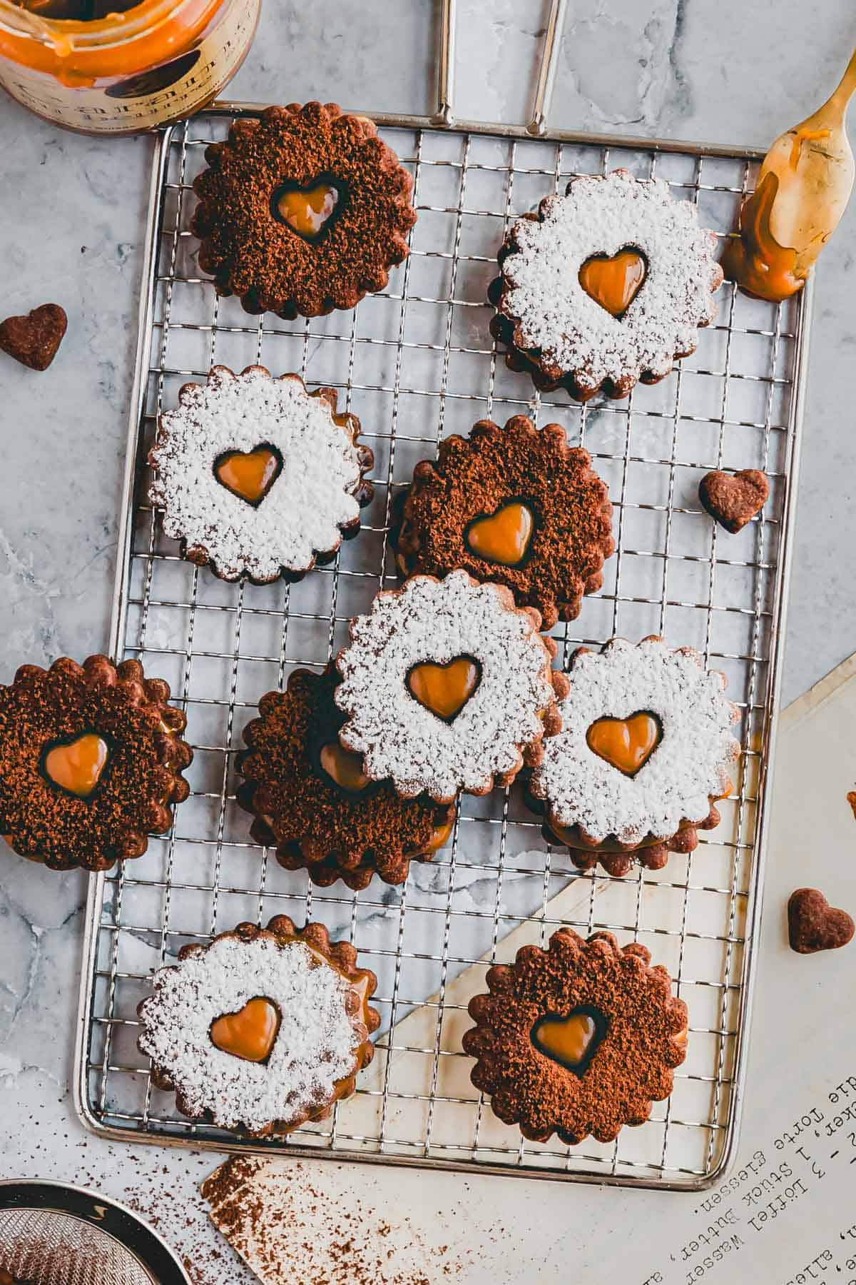 Salted Caramel Plätzchen auf einem auskühlgitter neben einem glas salted caramel