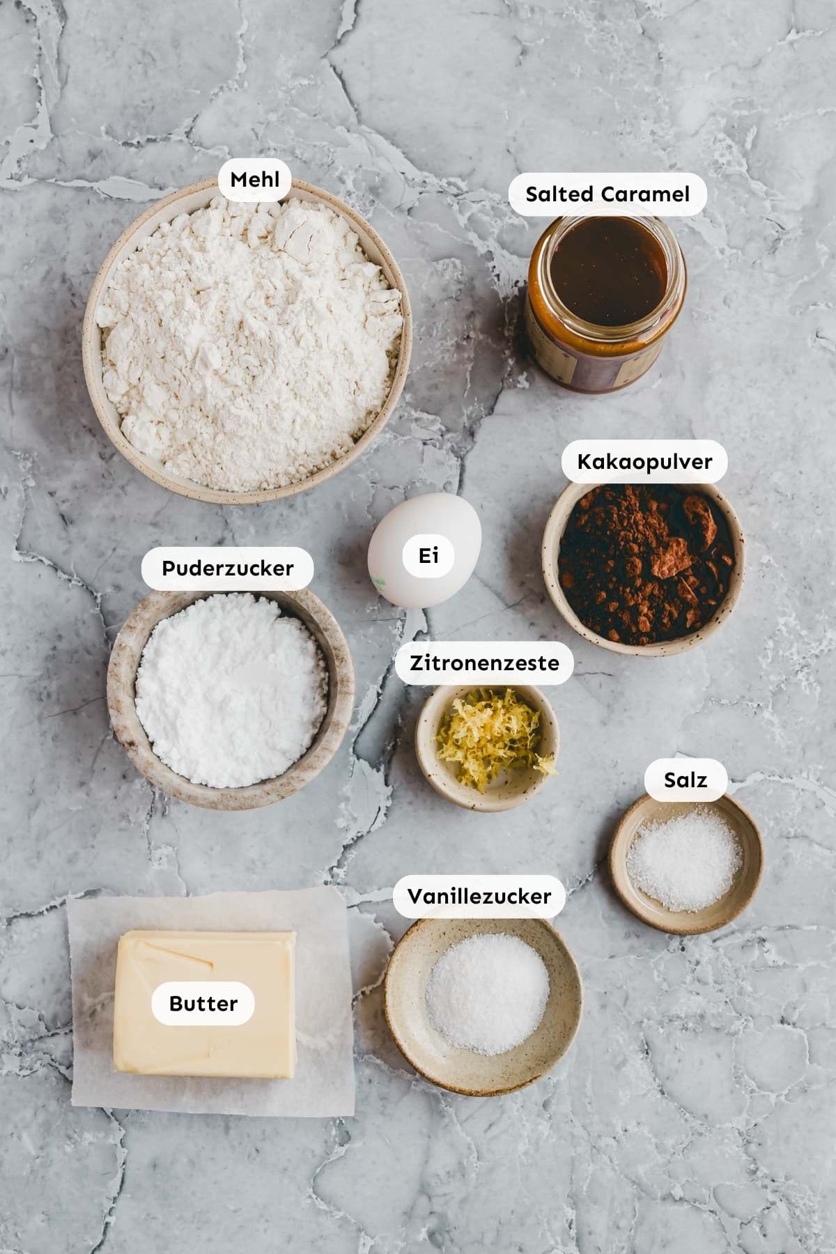 Zutaten in kleine Schälchen abgefüllt und von oben fotografiert