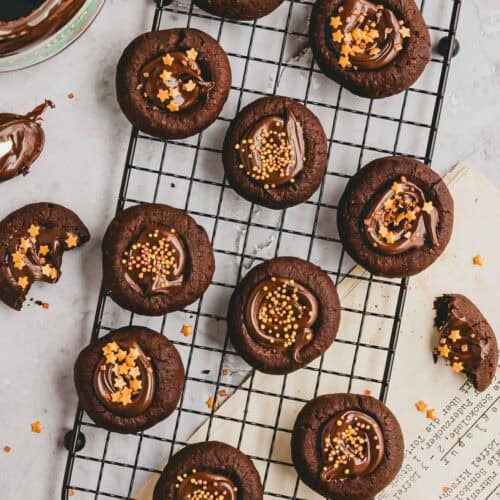 schoko engelsaugen gefüll mit nutella und mit streudekor verziert auf einem auskühlgitter