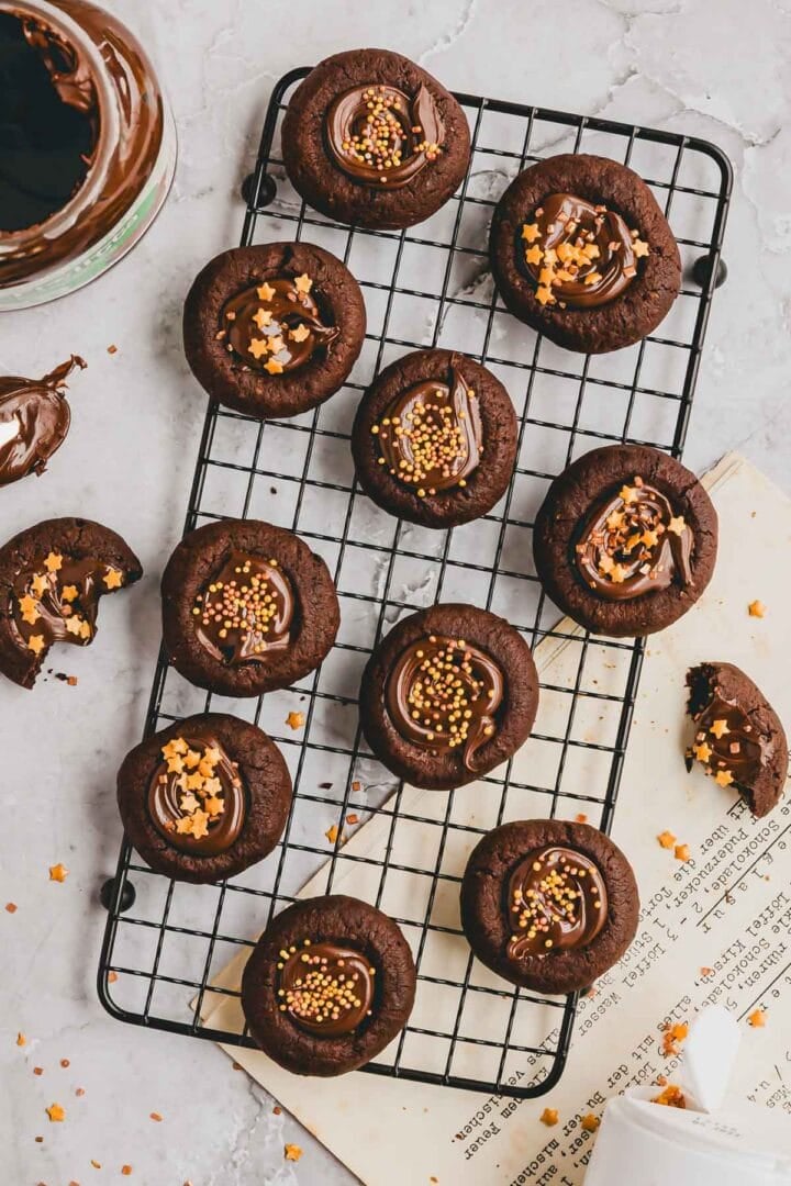 schoko engelsaugen gefรผll mit nutella und mit streudekor verziert auf einem auskรผhlgitter