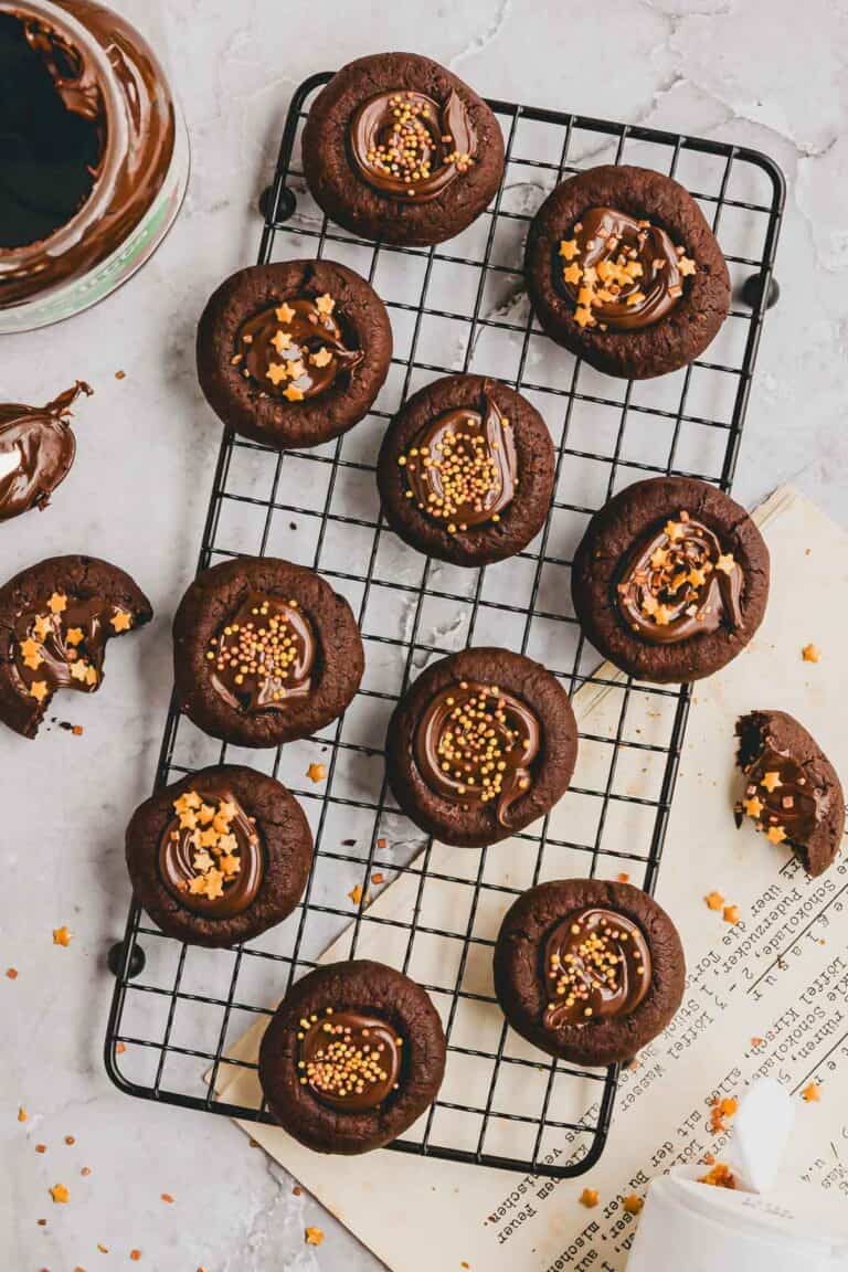 schoko engelsaugen gefüll mit nutella und mit streudekor verziert auf einem auskühlgitter