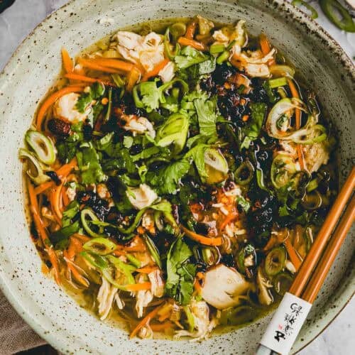 proteinreiche glasnudelsuppe mit hähnchen in einer schüssel angerichtet