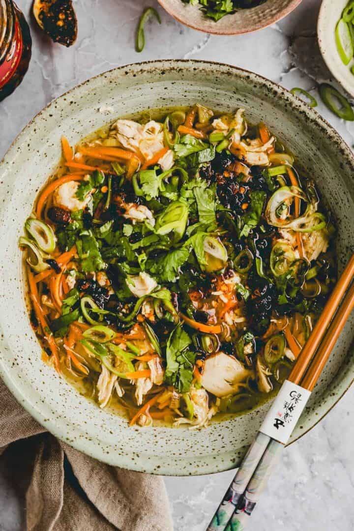 proteinreiche glasnudelsuppe mit hรคhnchen in einer schรผssel angerichtet