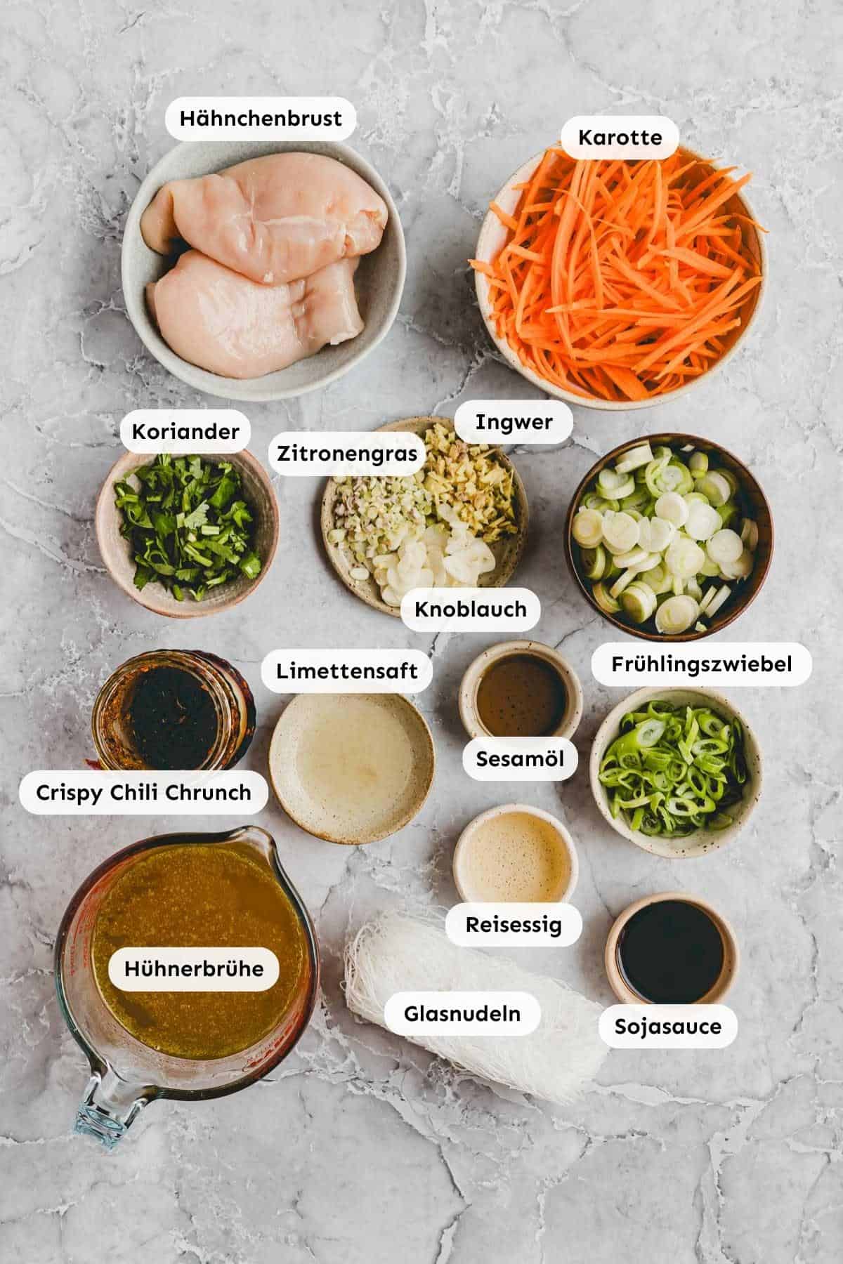 Zutaten in kleine Schälchen abgefüllt und von oben fotografiert