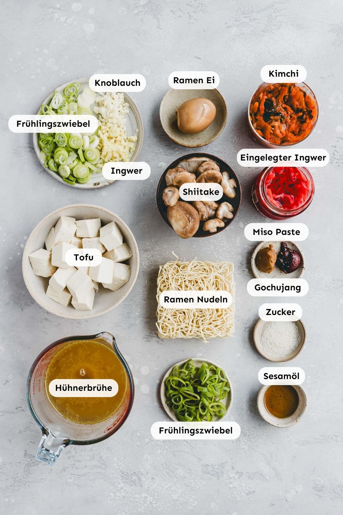 Zutaten in kleine Schälchen abgefüllt und von oben fotografiert