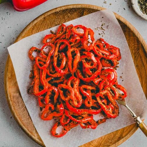 paprika im airfryer geröstet und auf einem holzteller serviert