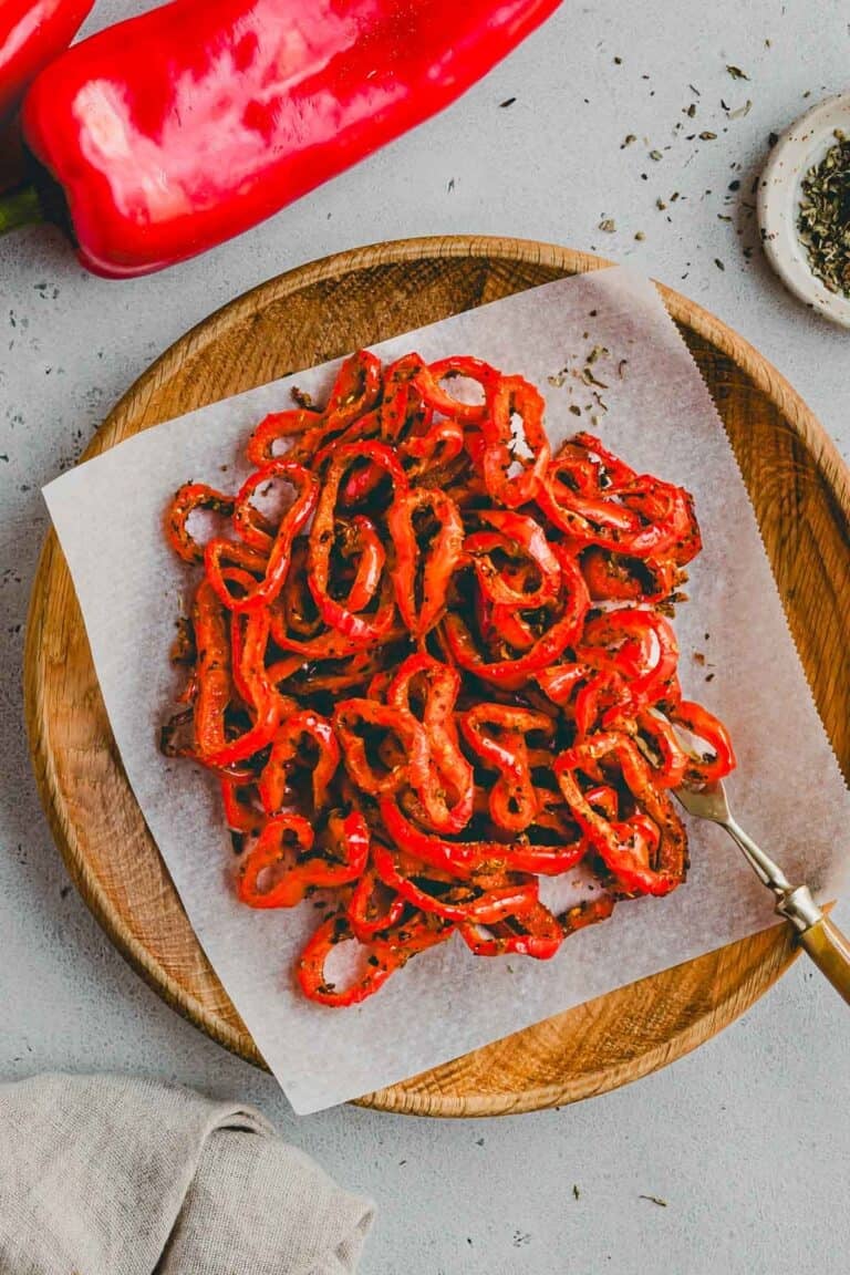 paprika im airfryer geröstet und auf einem holzteller serviert