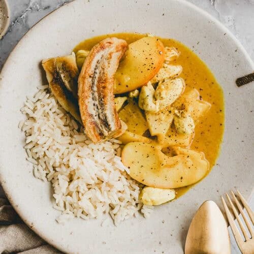 riz casimir mit poulet in einem teller serviert und von oben fotografiert