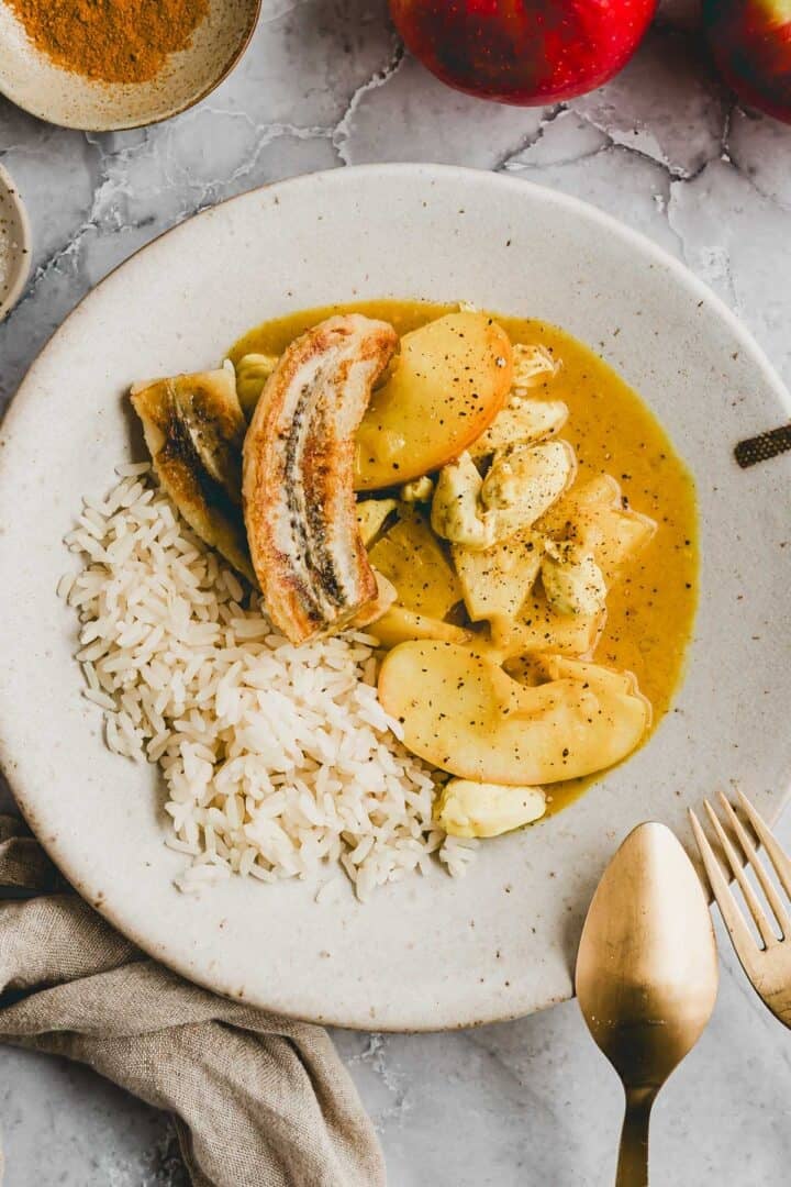 riz casimir mit poulet in einem teller serviert und von oben fotografiert