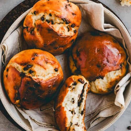 protein Schokobrötchen mit Quark in einem teller