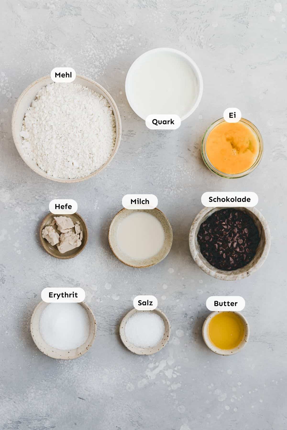 Zutaten in kleine Schälchen abgefüllt und von oben fotografiert