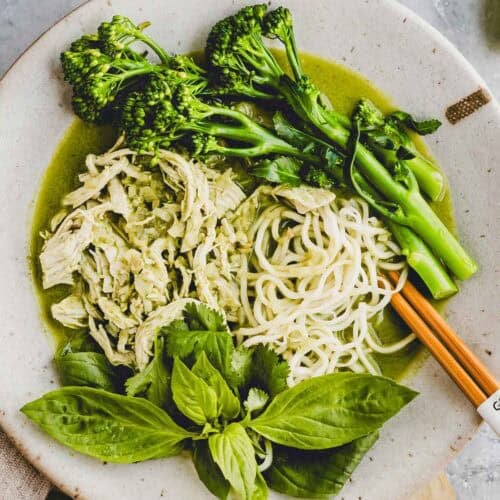 grüne thai curry suppe mit hähnchen in einer schüssel angerichtet