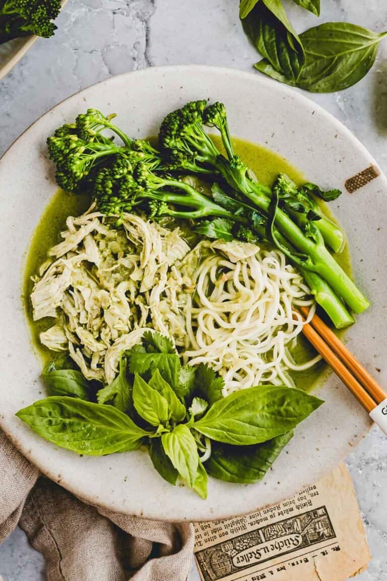 grรผne thai curry suppe mit hรคhnchen in einer schรผssel angerichtet