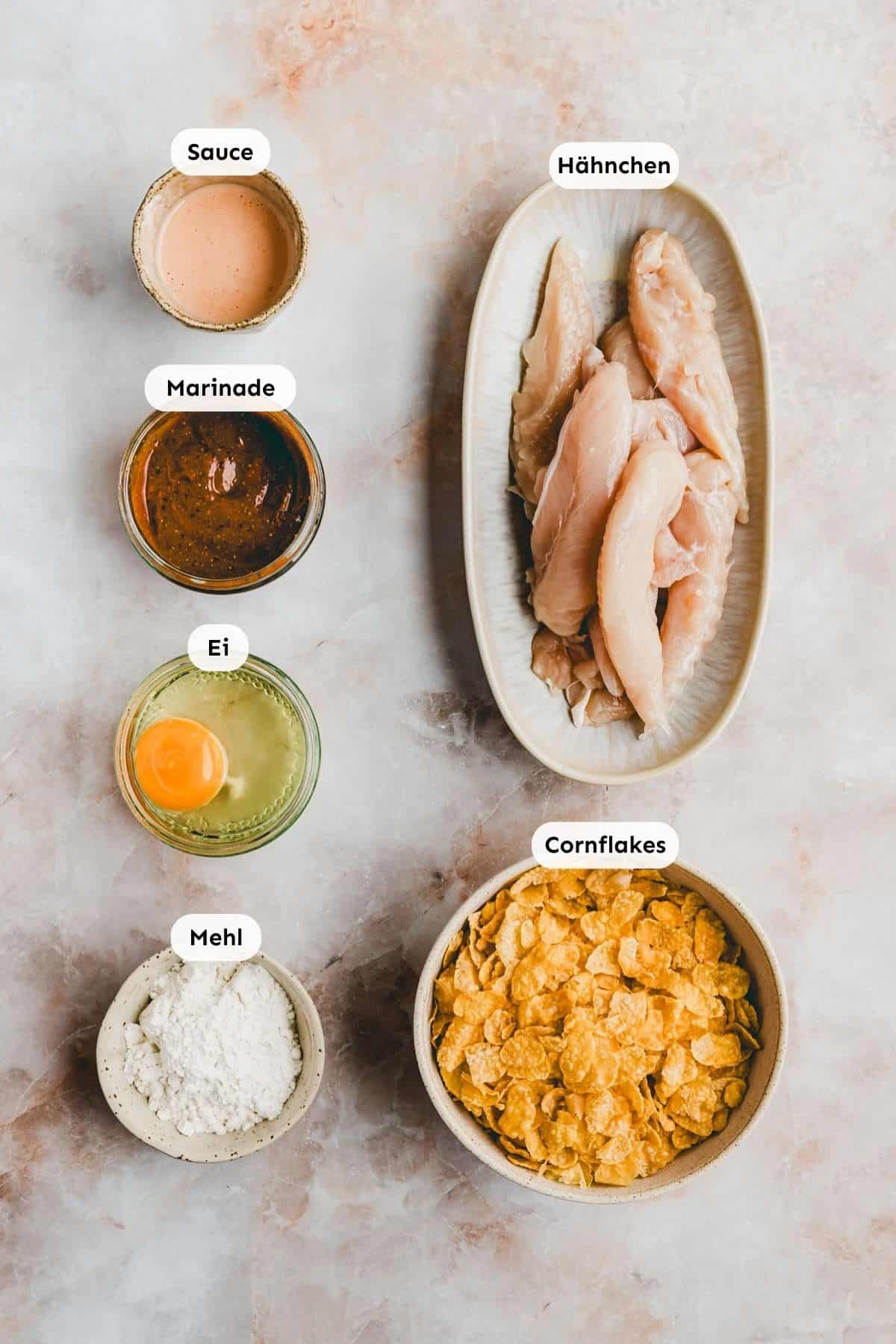 Zutaten in kleine Schälchen abgefüllt und von oben fotografiert