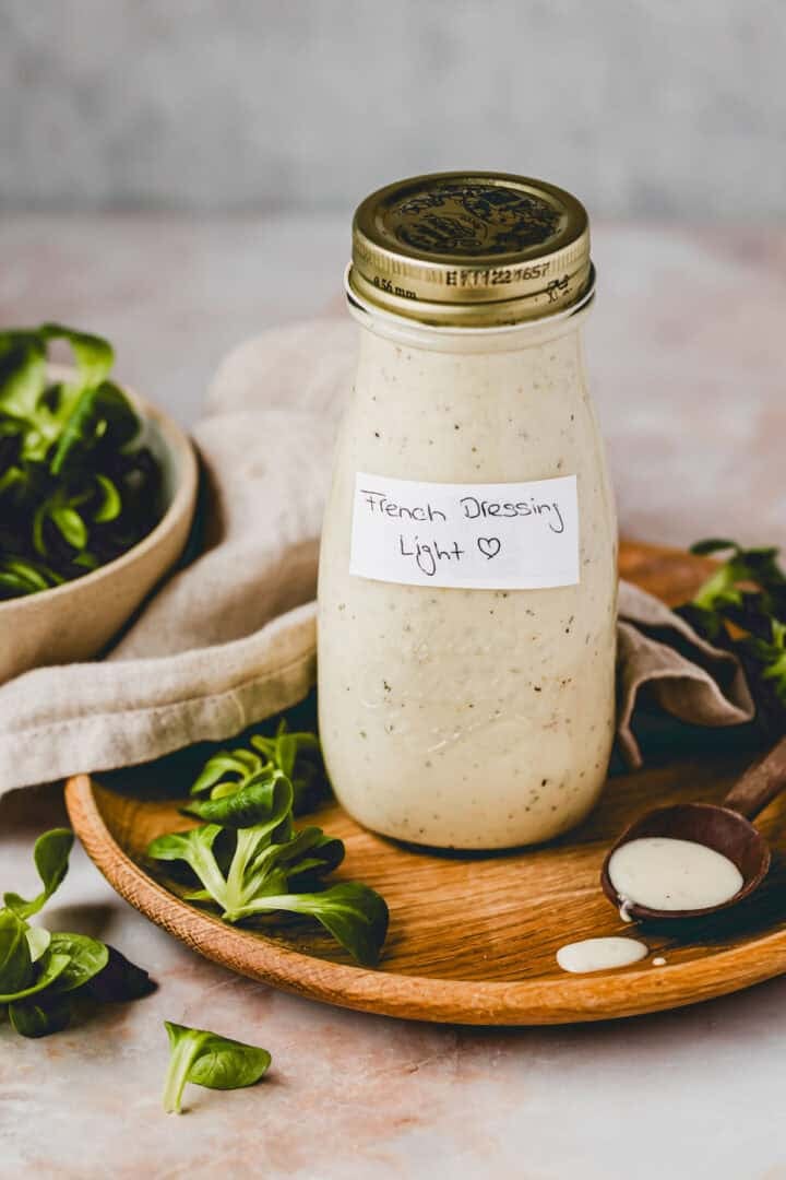 leichtes french dressing in einer glasflasche abgefรผllt