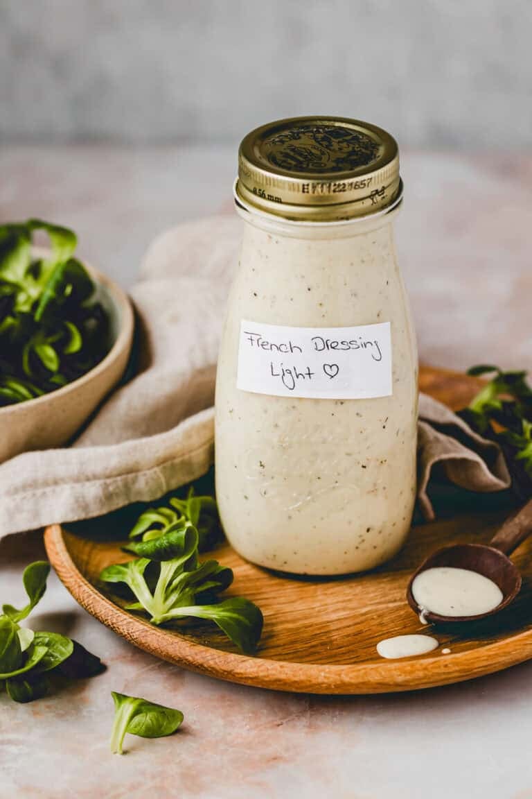 leichtes french dressing in einer glasflasche abgefรผllt